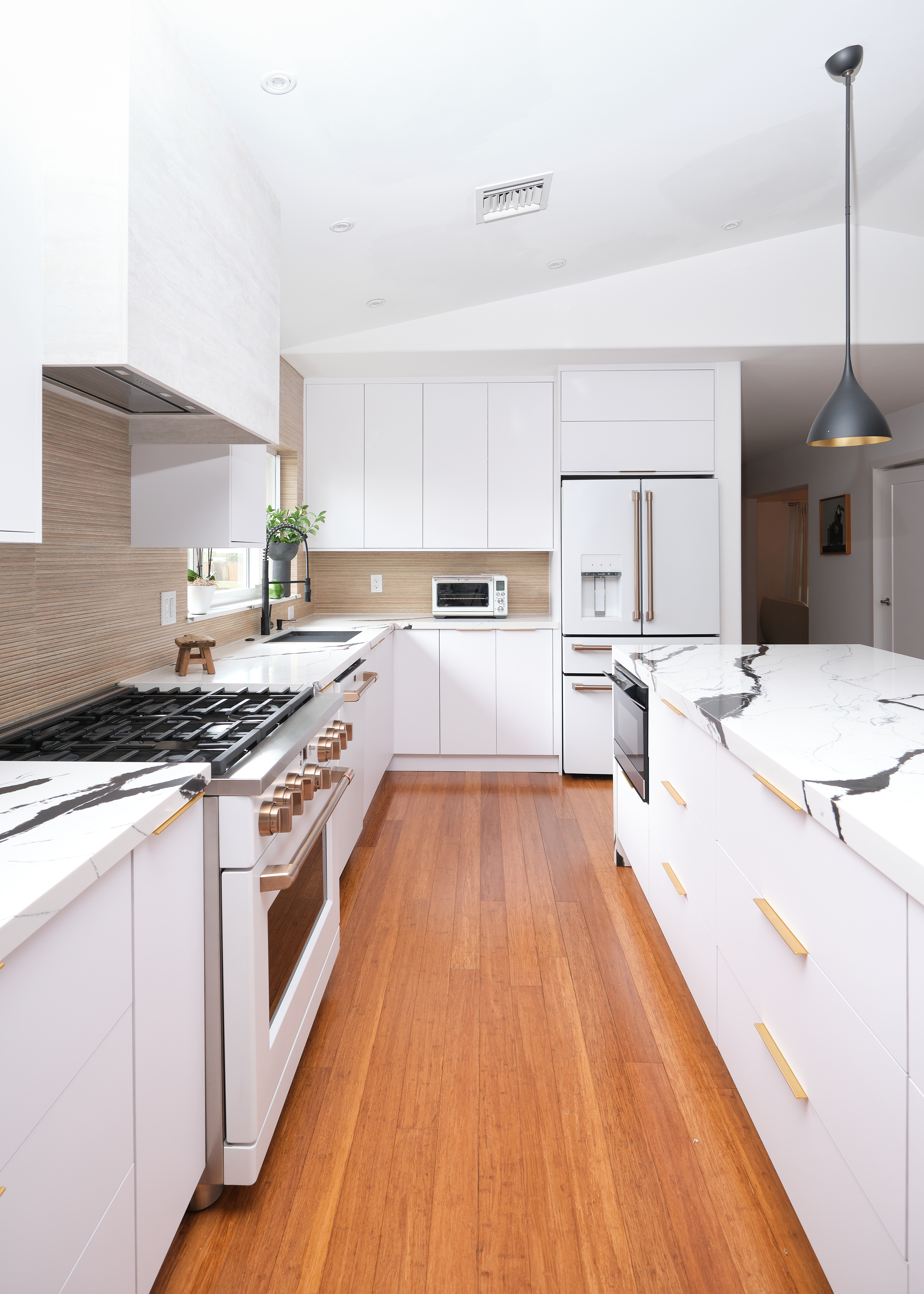 Modern Kitchen White & Wood Look